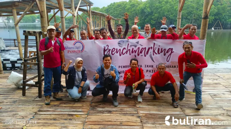 Foto bersama: Kelompok Pembudidaya Ikan (POKDAKAN), Perkumpulan Komunikasi Nelayan Jepara Utara (PKNJU) bersama perwakilan PT. BJP di Kolam Pemancingan Gembur Maerokoco.