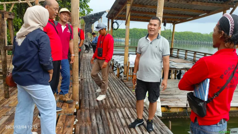 Kumaelan, Ketua POKDAKAN, saat mendapatkan pengarahan, langsung dari owner Kolam Pemancingan Gembur
