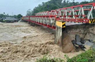 Jembatan putus akibat banjir di Kabupaten Tapanuli Utara, Sumatera Utara, Selasa (25/11/2025). (Foto: Dok. BNPB)