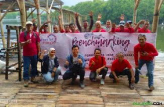 Foto bersama: Kelompok Pembudidaya Ikan (POKDAKAN), Perkumpulan Komunikasi Nelayan Jepara Utara (PKNJU) bersama perwakilan PT. BJP di Kolam Pemancingan Gembur Maerokoco.