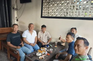 Wakil Ketua Komisi C DPRD Kabupaten Jepara, Imam, bersama Ketua DPP LPM PEGAS, AF Agung dan wartawan di Jepara.