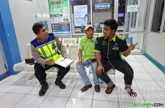 Crew Bus PO Kalingga Jaya, saat memberikan keterangannya di Polsek Tahunan Jepara, Senin (2/2/2026)