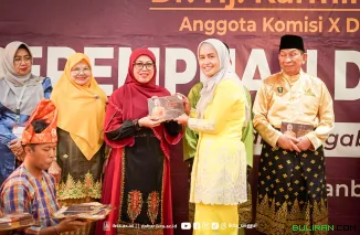 Rektor IKTA Hadiri Peluncuran Buku "Perempuan di Pentas Politik" karya Anggota DPR RI Dr. Hj. Karmila Sari (Foto : Humas IKTA)