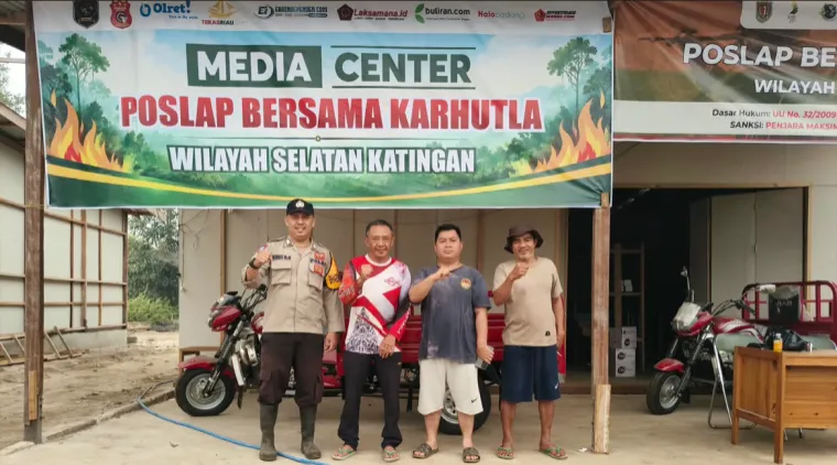 Kepala BPKAD Katingan, Totok Jaya, S.Pi, Bersama Kades Hiyang Bana, Anggota Polsek Tasik Payawan dan Koordinator  Poslap Karhutla Katingan Selatan.