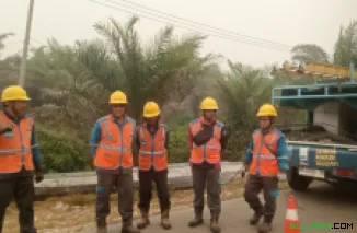 Petugas PLN Jalur Selatan Katingan Sedang Patroli Jaringan