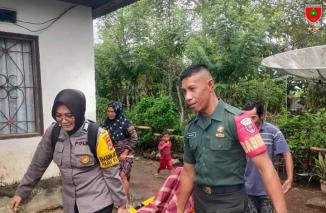 Babinsa Bersama Babinkamtimbmas Evakuasi Warga yang Sedang Sakit