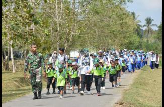 Ratusan Anak Murid Lazuardi Ibnu Sina Kendari Kunjungi Yonif 725/Woroagi