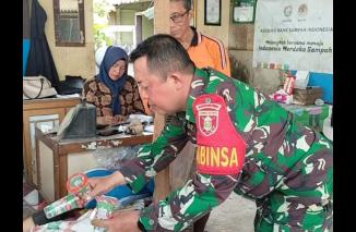 Babinsa Kelurahan Rawa Makmur Turun Langsung Bantu Program Bank Sampah