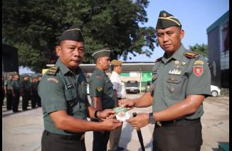 Bagikan Buku Netralitas TNI, Ini Pesan Dandim 0901/Samarinda