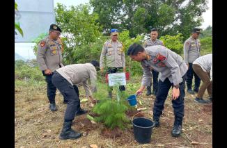 Jaga Kelestarian Lingkungan, Polda Papua Ikuti Program Penanaman 10 Juta Pohon