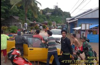 Ratusan Rumah Warga Terendam Banjir, Babinsa Kodim 1412/Kolaka Terjun Evakuasi Warga