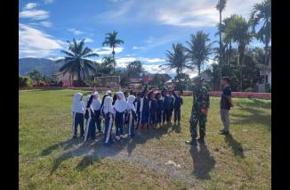 Tanamkan Bela Negara dan Kedisiplinan, Babinsa Beri Pelatihan PBB Kepada Siswa SDN 10 Surian