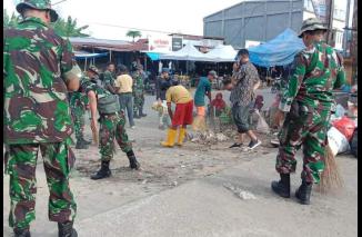 Anggota Kodim 1402/Polman Bersama Warga Bersihkan Pasar Sentral Pekkabata