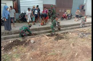 Koramil 1405-05/Mallusetasi,"Kodim 1405/Parepare bersama Warga Dusun Labattoa Bersihkan Saluran Air"