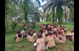 Babinsa Koramil 12/Sangir Berikan Pembinaan Pramuka Saka Wira Kartika Kepada Siswa/wi SD, SMP, SMA Sekabupaten Solok Selatan