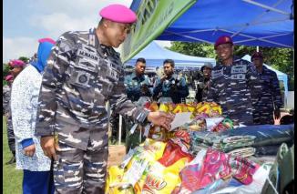 Komandan Pasmar 2 Hadiri Bazar Murah TNI
