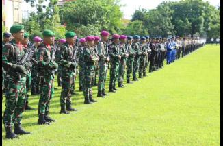 Menjelang Perayaan Idul Fitri 1445 H, Prajurit Yonmarhanlan VII Kupang Mengikuti Gladi Apel Gelar Pasukan