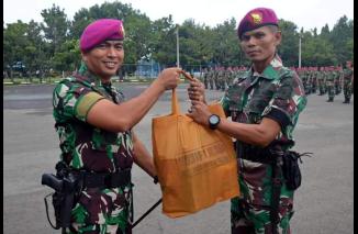 Komandan Batalyon Infanteri 1 Marinir Bagikan Bingkisan Lebaran untuk Prajuritnya