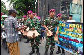 Berburu Berkah Ramadhan, Prajurit Yonif 5 Marinir Bagikan Takjil pada Masyarakat