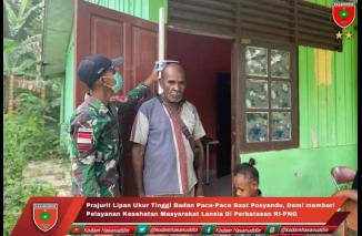 Prajurit Lipan Ukur Tinggi Badan Pace-Pace Saat Posyandu, Demi memberi Pelayanan Kesehatan Masyarakat Lansia di Perbatasan RI-PNG