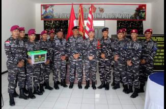 Personel Satgasmar Pam Ambalat XXIX Terima Duklog dari Panglima TNI