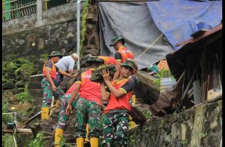 Prajurit Yonmarhanlan VIII Bitung, Bersihkan Material Tanah Longsor dan Material Banjir