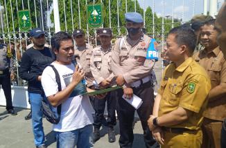 OKP Lingkar Indonesia Djoeang Unjuk Rasa didepan Kantor Gubernur Riau, Tuntut Copot Kadis PUPR Prov Riau