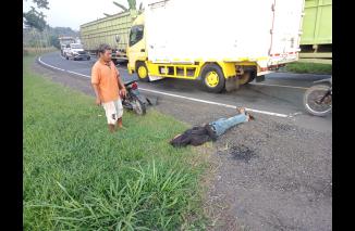 Lakalantas Sepeda Motor Tersenggol Poso Dilintas Sumatera