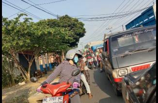 Wow kemacetan Lalin Akibat Kurang Tertib Kendaraan yang Cor BBM di SPBU Karang Agung