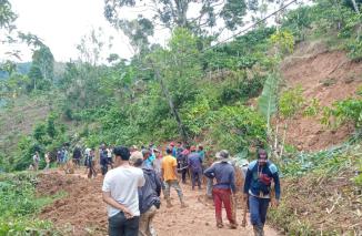 Akibat Curah Hujan Tinggi Beberapa Titik Jalan Penghubung Ekonomi Longsor, di Desa Gunung Sari Pekon Simpangsari Kecamatan Sumber Jaya