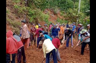 Pembersihan Tanah Longsor Akibat Curah Hujan,Pekon Way Petai Gotong Royong Bersama