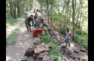 Pembangunan Infrastruktur Desa Gunung Hidupkan Budaya Gotong Royong