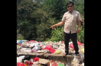 Miris !!! Masih Saja Terjadi Sampah Menumpuk di Pinggir Jalan Kelurahan Pajar Bulan, Kec. Way Tenung