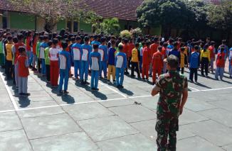SMPN 1 Rogojampi Belajar PBB Bersama Anggota Koramil 0825/12 Rogojampi