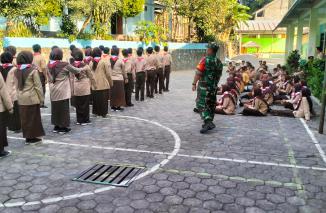 Babinsa Andong Tanamkan Rasa Cinta Tanah Air Sejak Dini