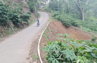 Curah Hujan Tinggi Mengakibatkan Tanah Longsor Hampir Menggerus Badan Jalan!!!