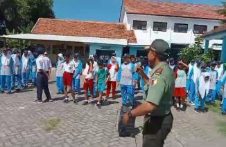 Danramil 0825/01 Banyuwangi Edukasi Siswa SMPN 5 Banyuwangi Cegah Bullying