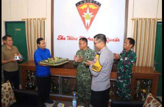Sinergitas TNI - Polri, Polres Ngawi Beri Tumpeng dan Kue Ulang Tahun ke Yon Armed 12 Kostrad