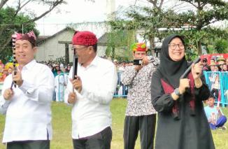 Serunya Permainan Jadul, Kepala Dinas Pendidikan Banyuwangi Hadiri Festival Memengan 2024