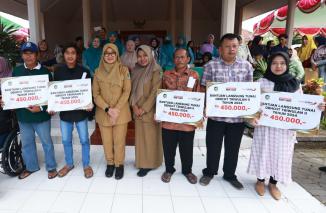 Salurkan BLT DBHCT Rp4,4 M ke 2.450 KPM, Bupati Ipuk: Semoga Berkah