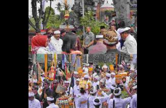 Kalapas Lumajang Hadiri Karya Tawur Agung Labuh Gentuh, Panca Wali Krama Lan Pangusaban di Pura Mandara Giri Semeru Agung