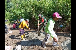 DANRAMIL MARISA 1313/02 LAKSANAKAN KARYA BAKTI DI DUSUN SANDALAN DESA PANCAKARSA SATU