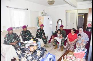 Prajurit Korps Marinir TNI AL Anjangsana dengan WNI di Hawaii