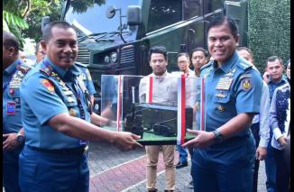 Dankormar Terima Rantis Mobile Em Radar and Command Center dari Kasal