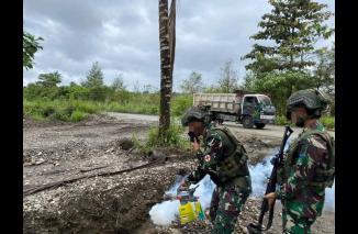Marinir Sayang Papua” Cegah Malaria, Satgas Yonif 6 Marinir Laksanakan Fogging di Sekitar Pos dan Rumah Warga