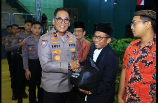 Bagikan Ribuan Paket Sembako, Ops NCS Polri Bawa Pesan Pilkada Damai di Jawa Timur