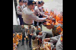 Jumat Berkah, Polres Malang Bagikan Makanan Tambahan kepada Tahanan