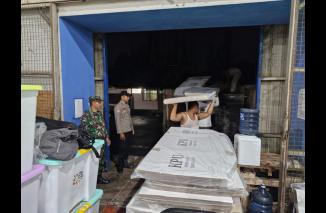 Sinergitas Polres Blitar Bersama TNI Amankan Bilik Suara Pilkada 2024 di Gudang KPU