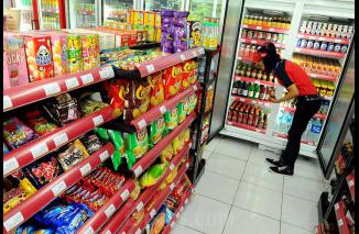 Perbandingan Gaji Karyawan Indomaret dan Alfamart 2025