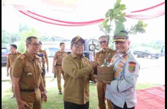 Pj. Gubernur Lampung Tanam Pohon di Ruas Tol Bakauheni Terbanggi Besar Agar Lingkungan terjaga